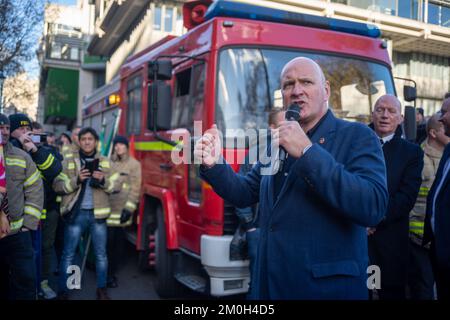 London/UK, 06. Dezember 2022. Die Feuerwehrunion öffnete ihre Streikwahlen für ihre 32.000 Mitglieder der Feuerwehr und des Kontrollpersonals. Mit einer Solidaritätsbekundung marschierten dann Hunderte von Feuerwehrleuten von ihrem Treffen in die Parlamentsgebäude und verlangten eine gerechte Lohnerhöhung. Aubrey Fagon/Live Alamy News Stockfoto