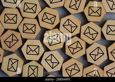 Bild von oben mit Holzwürfeln und E-Mail-Symbol. Konzept für Junk-E-Mails, Spam-E-Mails und E-Mail-Überlastung Stockfoto