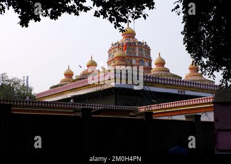 06. Dezember 2022, Pune, Indien, der Omkareshwar-Tempel von Pune wurde während der Amtszeit von Sadashiv Bhau, Omkaresh, am Ufer des Flusses Mutha errichtet Stockfoto