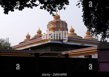 06. Dezember 2022, Pune, Indien, der Omkareshwar-Tempel von Pune wurde während der Amtszeit von Sadashiv Bhau, Omkaresh, am Ufer des Flusses Mutha errichtet Stockfoto