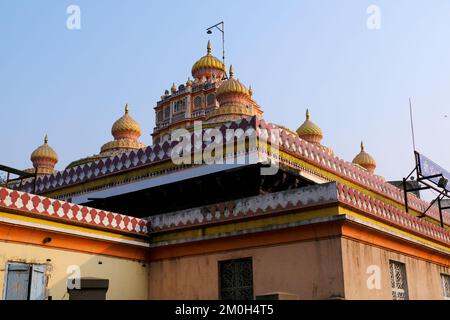 06. Dezember 2022, Pune, Indien, der Omkareshwar-Tempel von Pune wurde während der Amtszeit von Sadashiv Bhau, Omkaresh, am Ufer des Flusses Mutha errichtet Stockfoto