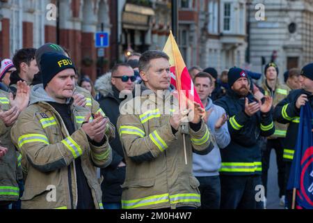 London, England, Großbritannien. 6.. Dezember 2022. Feuerwehrmänner marschieren zum Parlament, als Wahlzettel für den Streik. (Bild: © Tayfun Salci/ZUMA Press Wire) Stockfoto