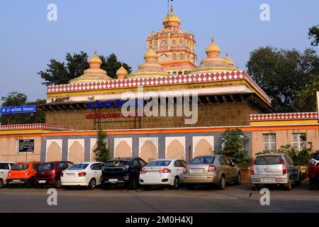 06. Dezember 2022, Pune, Indien, der Omkareshwar-Tempel von Pune wurde während der Amtszeit von Sadashiv Bhau, Omkaresh, am Ufer des Flusses Mutha errichtet Stockfoto