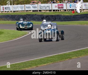 1950 der Frazer Nash Replica Nr. 32 wird bei der 2022 Goodwood Revival eng verfolgt 1954 Cooper-Jaguar T33 Nr. 34 mit 1954 Jaguar C-TYPE im Heck Stockfoto