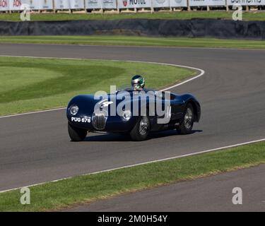 1955 Jaguar C-TYPE Registrierung PUG676 bei der Goodwood Revival 2022 Stockfoto