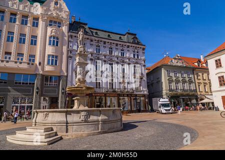 Bratislava, Slowakei: 14. Mai 2022 - Maximilian-Brunnen. Hauptplatz Bratislava (Hlavné námestie), Slowakei Stockfoto