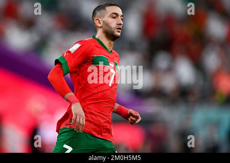 AL RAYYAN, KATAR - DEZEMBER 6: Hakim Ziyech von Marokko blickt während der Runde 16 auf das Spiel der FIFA Weltmeisterschaft Katar 2022 zwischen Marokko und Spanien im Education City Stadium am 6. Dezember 2022 in Al Rayyan, Katar (Foto: Pablo Morano/BSR Agency) Stockfoto