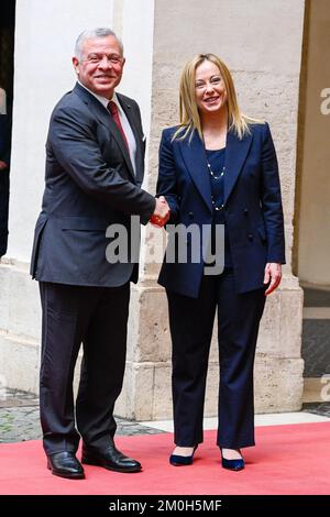 Rom, Italien. 05.. Dezember 2022. ROM, ITALIEN - DEZEMBER 05: Der italienische Premierminister Giorgia Meloni begrüßt jordanischen König Abdullah II bin Al-Hussein vor seinem Treffen am 5. Dezember 2022 im Palazzo Chigi in Rom, Italien. (Foto: Fabrizio Corradetti/Livemedia) Kredit: Unabhängige Fotoagentur/Alamy Live News Stockfoto