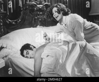 Ian McShane, Ava Gardner, am Set des britischen Films, "The Devil's Widow", alias "Tam-Lin", American International Pictures, 1970 Stockfoto