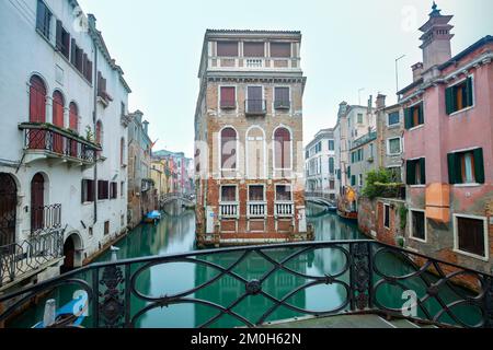 Typischer venezianischer Kanal mit Brücke am frühen Morgen, Venedig, Italien Stockfoto