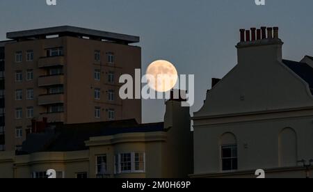 Brighton UK 6. . Dezember 2022 - der Kalte Mond im Dezember erhebt sich über die Küste von Brighton , da Großbritannien in den nächsten Tagen von einer kalten Wetterwelle heimgesucht werden soll . : Credit Simon Dack / Alamy Live News Stockfoto