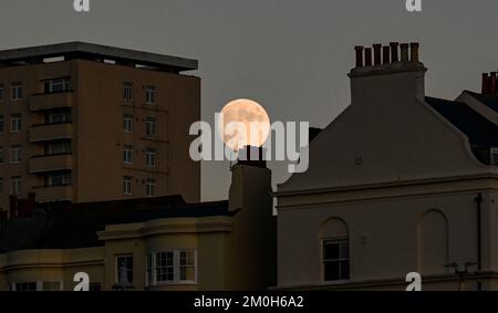 Brighton UK 6. . Dezember 2022 - der Kalte Mond im Dezember erhebt sich über die Küste von Brighton , da Großbritannien in den nächsten Tagen von einer kalten Wetterwelle heimgesucht werden soll . : Credit Simon Dack / Alamy Live News Stockfoto