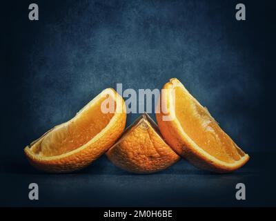 Frische orangefarbene Scheiben mit blauem Hintergrund Stockfoto