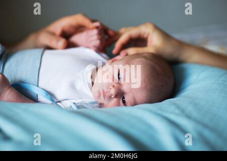 Nahaufnahme von Eltern, die das Neugeborene halten Stockfoto