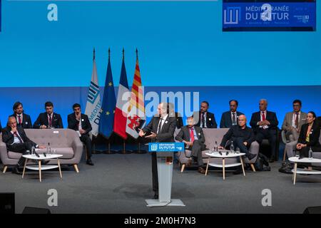 Marseille, Frankreich. 06.. Dezember 2022. Renaud Muselier, Präsident der südlichen Region, wird bei seiner Eröffnungsrede des Treffens "Mittelmeer der Zukunft" gesehen. Das "Mittelmeer der Zukunft - Akt V", das im Parc Chanot stattfindet, ist ein internationales Treffen, auf dem die Mittelmeerländer zum Thema Ökologie zusammenkommen und Erfahrungen und Lösungen austauschen können. Kredit: SOPA Images Limited/Alamy Live News Stockfoto