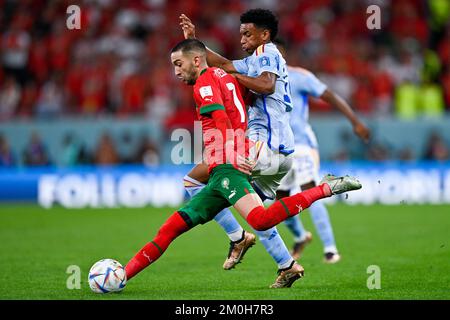 AL-RAYYAN, KATAR - 6. DEZEMBER: Hakim Ziyech von Marokko kämpft mit Alejandro Balde von Spanien während der Runde 16 um den Ball - FIFA-Weltmeisterschaft Katar 2022 zwischen Marokko und Spanien im Education City Stadium am 6. Dezember 2022 in Al Rayyan, Katar (Foto: Pablo Morano/BSR Agency) Stockfoto