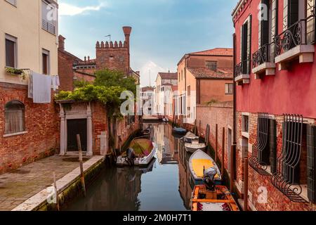 Typischer venezianischer Kanal mit Brücke am frühen Morgen, San Barnaba, Venedig, Italien Stockfoto