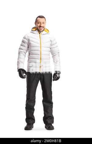 Das lange Porträt eines jungen Mannes in Winterjacke und Hose isoliert auf weißem Hintergrund Stockfoto