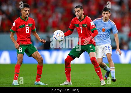 AL RAYYAN, KATAR - DEZEMBER 6: Marokkanischer Hakim Ziyech in Aktion während der Runde 16 - FIFA Weltmeisterschaft Katar 2022 zwischen Marokko und Spanien im Education City Stadium am 6. Dezember 2022 in Al Rayyan, Katar (Foto: Pablo Morano/BSR Agency) Stockfoto