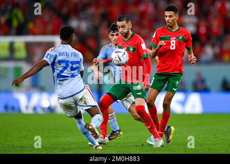 AL RAYYAN, KATAR - DEZEMBER 6: Hakim Ziyech von Marokko kontrolliert den Ball während der Runde 16 - FIFA-Weltmeisterschaft Katar 2022 zwischen Marokko und Spanien im Education City Stadium am 6. Dezember 2022 in Al Rayyan, Katar (Foto: Pablo Morano/BSR Agency) Stockfoto
