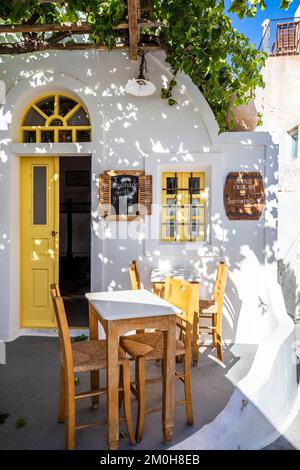 Griechenland, Kykladen, Insel Santorin (Thera oder Thira), Dorf Empurio, schattige Terrasse des kleinen kommerziellen Cafés? Mitten in den engen Gassen Stockfoto