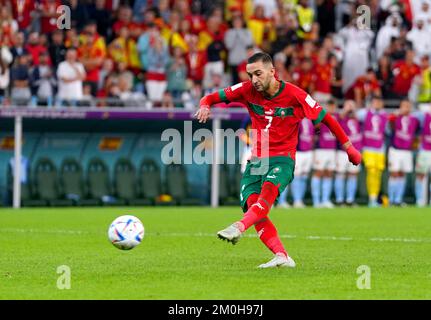 Der marokkanische Hakim Ziyech erzielt im Elfmeterschießen im sechzehnten Spiel der FIFA-Weltmeisterschaft im Education City Stadium in Al-Rayyan, Katar, den zweiten Elfmeterschlag seiner Seite. Foto: Dienstag, 6. Dezember 2022. Stockfoto