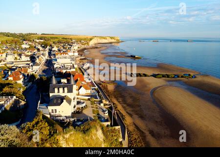 Frankreich, Calvados, Arromanches les Bains, historischer Ort der Landungen in der Normandie, Mulberry B Überreste, Port Winston, Phoenix Breakwaters, Gold Beach, Alliierte Invasion des deutsch besetzten Frankreichs bei den Landungen in der Normandie am 6. Juni 1944 und Klippen von Cap Manvieux im Hintergrund (Luftaufnahme) Stockfoto