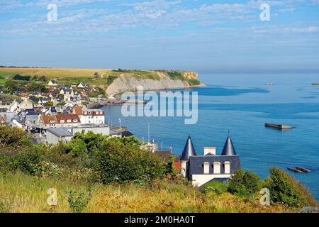 Frankreich, Calvados, Arromanches les Bains, historischer Ort der Landungen in der Normandie und die Klippen von Cap Manvieux Stockfoto