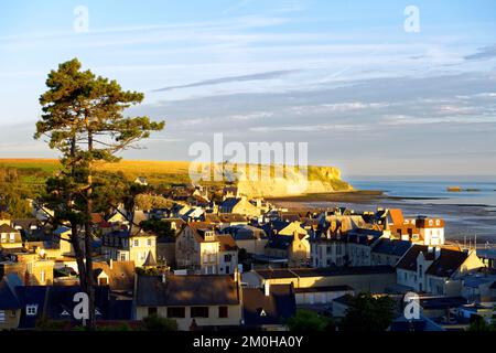 Frankreich, Calvados, Arromanches les Bains, historischer Ort der Landungen in der Normandie und die Klippen von Cap Manvieux Stockfoto