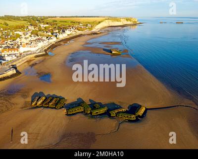 Frankreich, Calvados, Arromanches les Bains, historischer Ort der Landungen in der Normandie, Mulberry B Überreste, Port Winston, Phoenix Breakwaters, Gold Beach, Alliierte Invasion des deutsch besetzten Frankreichs bei den Landungen in der Normandie am 6. Juni 1944 und Klippen von Cap Manvieux im Hintergrund (Luftaufnahme) Stockfoto