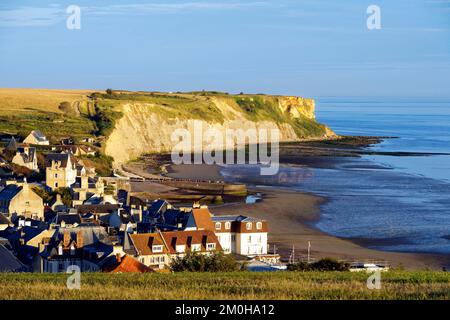Frankreich, Calvados, Arromanches les Bains, historischer Ort der Landungen in der Normandie und die Klippen von Cap Manvieux Stockfoto