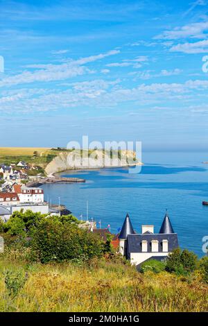 Frankreich, Calvados, Arromanches les Bains, historischer Ort der Landungen in der Normandie und die Klippen von Cap Manvieux Stockfoto