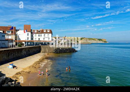 Frankreich, Calvados, Arromanches les Bains, historischer Ort der Landungen in der Normandie und die Klippen von Cap Manvieux Stockfoto