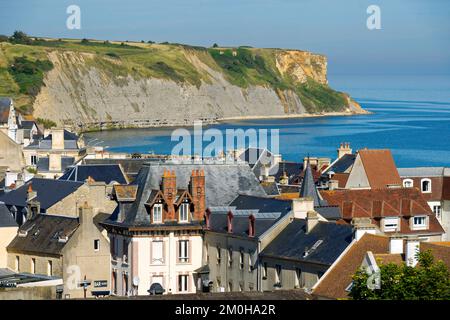 Frankreich, Calvados, Arromanches les Bains, historischer Ort der Landungen in der Normandie und die Klippen von Cap Manvieux Stockfoto