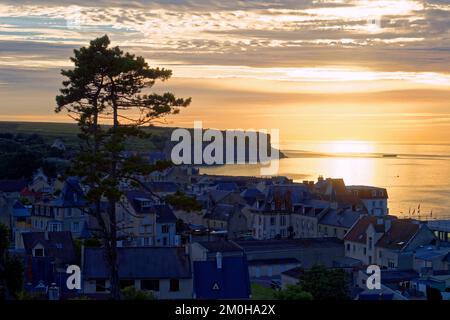 Frankreich, Calvados, Arromanches les Bains, historischer Ort der Landungen in der Normandie und die Klippen von Cap Manvieux Stockfoto