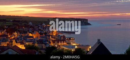 Frankreich, Calvados, Arromanches les Bains, historischer Ort der Landungen in der Normandie und die Klippen von Cap Manvieux Stockfoto