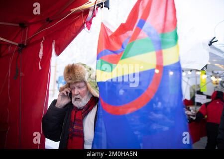 Schweden, Norbotten County, Jokkmokk, alter Mann in einer Kapka auf einem Handy während des Sami-Marktes in Jokkmokk Stockfoto