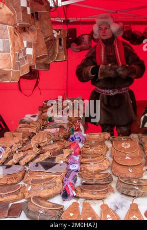 Schweden, Norbotten County, Jokkmokk, samischer Kunsthandwerksverkäufer in traditioneller Kleidung während des Jokkmokk Sami Markts Stockfoto