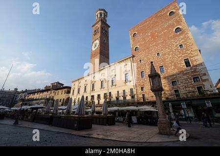 Piazza delle Erbe Torre dei Lamberti Uhrenturm im Stadtzentrum Palazzo della Ragione, Verona, Veneto, Italien Stockfoto