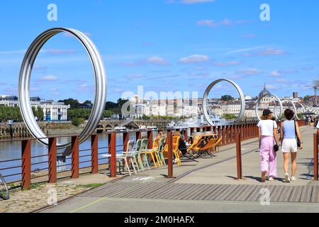 Frankreich, Loire Atlantique, Nantes, Nantes Island, Quai des Antilles, Ringe von Buren mit dem Stadtzentrum und der Kirche Notre Dame de Bon Port im Hintergrund Stockfoto