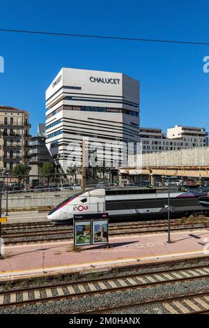 Frankreich, Var, Toulon, Chalucet Eco District, Bahnhof Toulon, TGV, Les Beaux Arts, Gebäude der Superior School of Art and Design TPM und TVT Innovation im Hintergrund Stockfoto