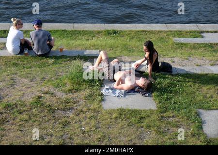 Romantische Paare, die die Nachmittagssonne auf dem neuen Rhein genießen, Berlin Stockfoto