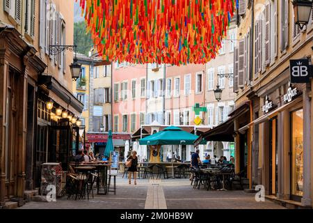 Frankreich, Hautes Alpes, Gap, Rue Elisee, Place Jean Marcellin und Brunnen im Hintergrund Stockfoto