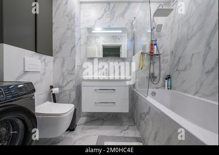 Modernes Badezimmer mit weißem Marmor Stockfoto