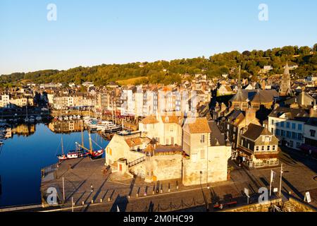 Frankreich, Calvados, Pays d'Auge, Honfleur und seinen malerischen Hafen, das Alte Becken, den Kai Sainte Catherine und die Lieutenance des Vieux Bassin (Altes Becken) und die Kirche Sainte Catherine und den Glockenturm im Hintergrund Stockfoto