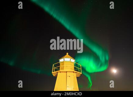 Nordlichter über dem gelben Leuchtturm in Reykjavik, Island Stockfoto