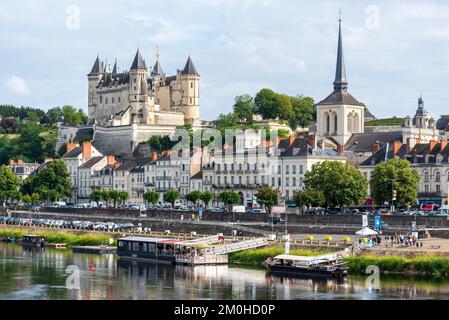 Frankreich, Maine et Loire, Saumur, Loire-Tal, UNESCO-Weltkulturerbe, Schloss Saumur und Kirche Saint Pierre am Ufer der Loire Stockfoto