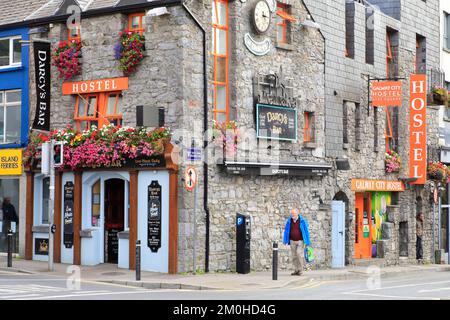 Irland, Connacht Province, Galway, Forster Street und Frenchville Lane, Hostel und Pub Stockfoto