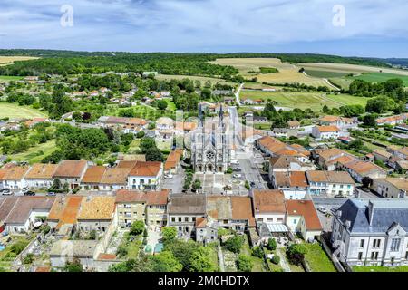 Frankreich, Maas, Euville, Kirche Saint-Pierre-et-Saint-Paul d'Euville, der erste Stein der modernen Kirche wurde am 25. November 18904 vom Bischof von Verdun gelegt (aus der Vogelperspektive) Stockfoto