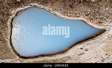 Ein Luftblick auf einen winzigen Pool in einer geothermischen Gegend in Geysir, Island Stockfoto